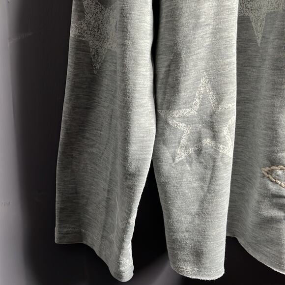 Maurice’s Gray Star Print Oversized Top Size 2 - Picture 3 of 8